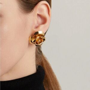 Gold flower stud earrings N510